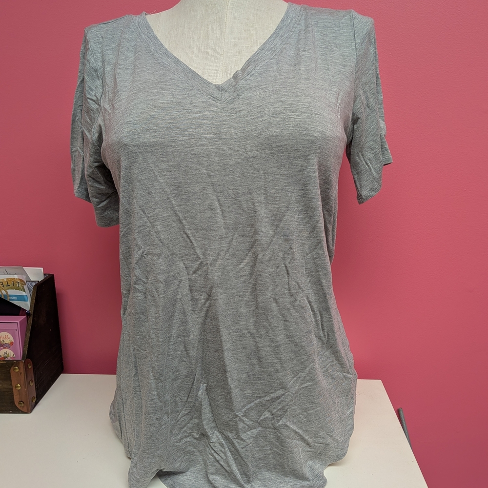 Zenana Outfitters Gray V‑Neck Short Sleeve Tee